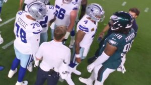 ¡Inaudito! Jalen Carter de Eagles es expulsado tras escupir a Dak Prescott