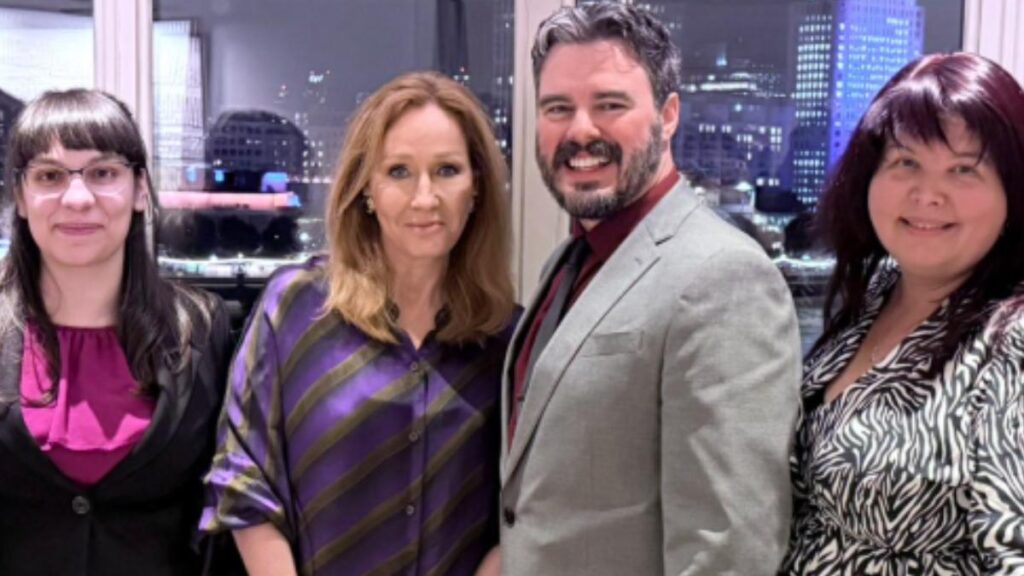 Un nuevo duelo de 'magia' se presenta en el mundo real con las críticas de J.K. Rowling hacia Emma Watson (Hermione Granger).