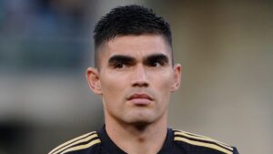 Johan Vásquez y el Genoa rescatan un empate frente al Como de Nico Paz