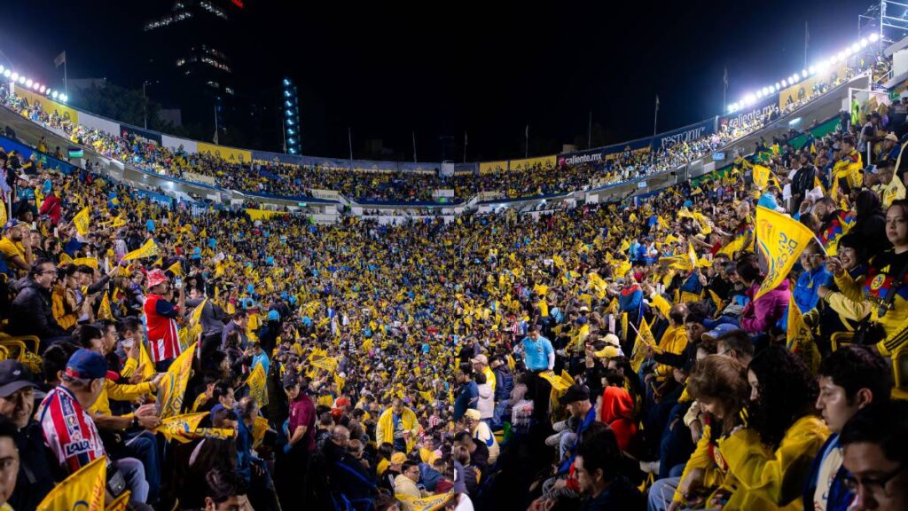 Toma circular de la afición del América