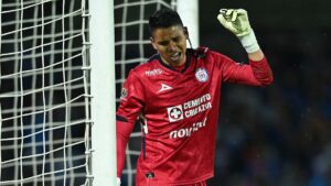 Kevin Mier y un nuevo error con Cruz Azul: ¡Gol del Querétaro desde atrás de media cancha!