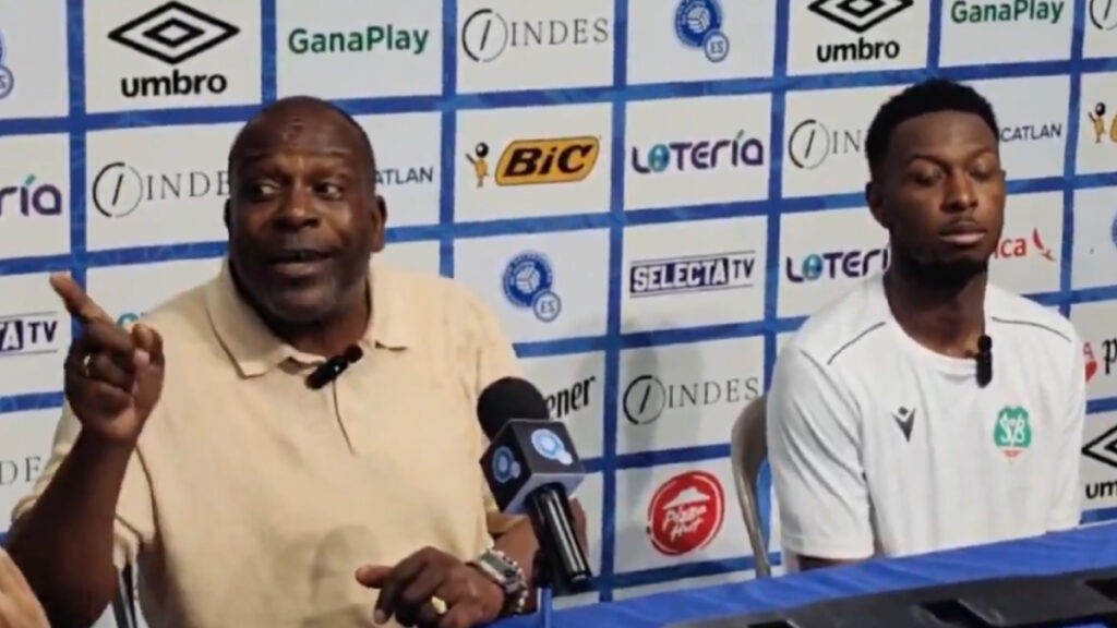 Menzo, enojado con la afición salvadoreña. (captura dedeportes_es)