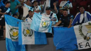 Entre carpas, café y banderas: así empezó la venta de boletos para ver a Guatemala