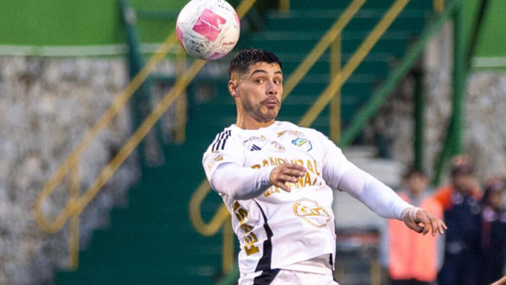 Darwin Gregorio Lom, durante la derrota ante Antigua. (Comunicaciones X)