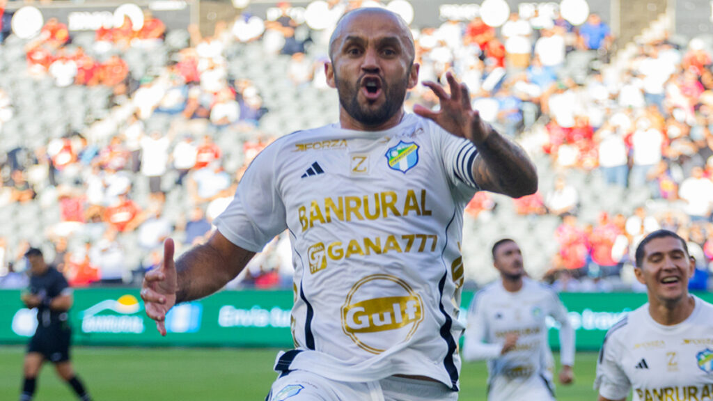 Contreras celebra su gol ante Municipal. (Comu X Oficial)