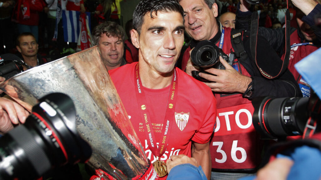José Antonio Reyes, con una de sus cinco Europa League. (AFP)