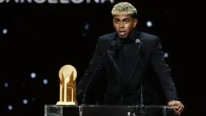 Lamine Yamal ‘acaricia’ el Balón de Oro y se conforma con su segundo Trofeo Kopa