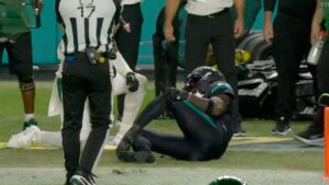 Tyreek Hill sufre escalofriante lesión y acaba su temporada con Dolphins