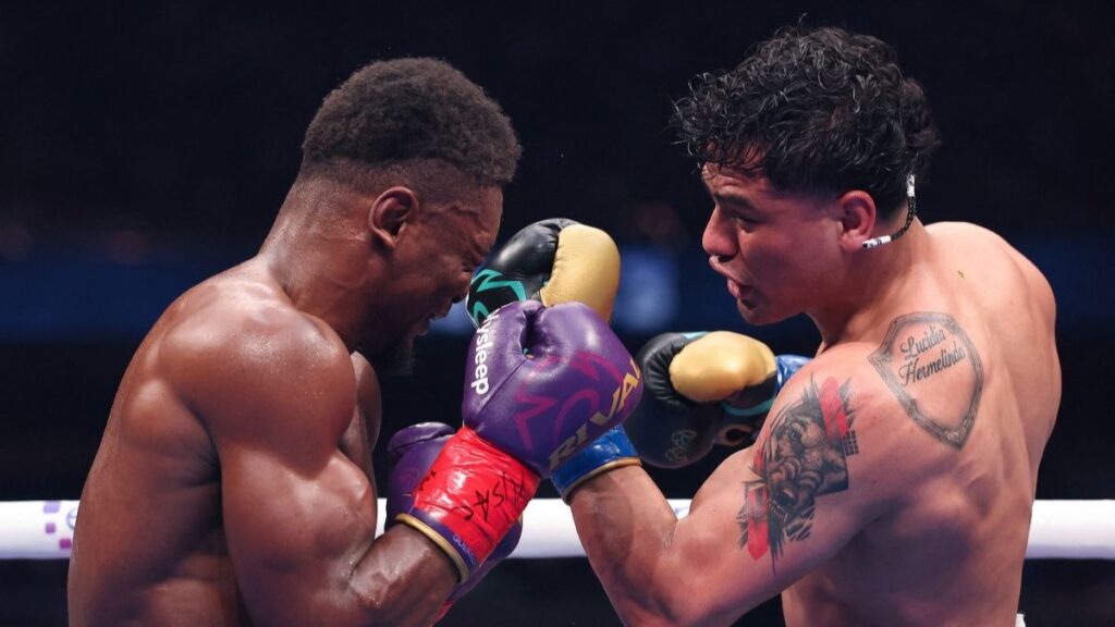 Mbilli y Martínez durante pelea en Las Vegas