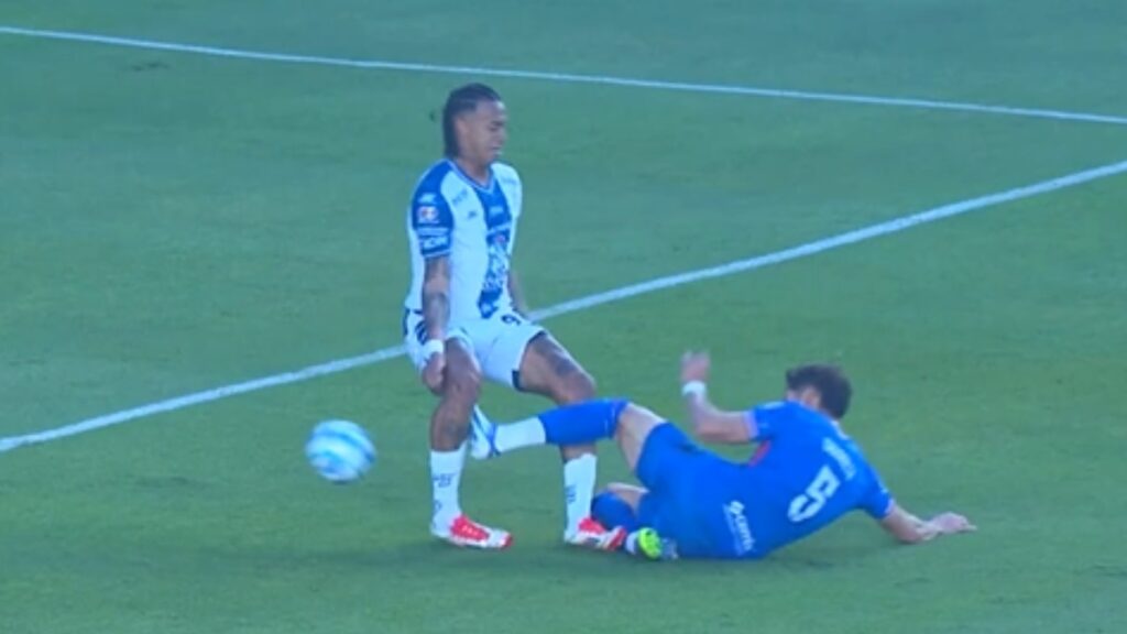 Falta de Chiquete durante el primer tiempo