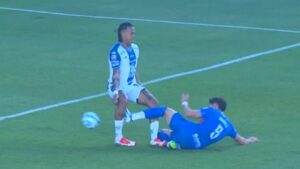 Jesús Orozco Chiquete vuelve a ser expulsado con Cruz Azul y muestra heridas tras la jugada