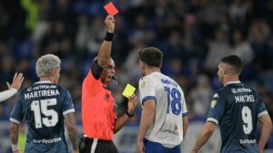 Magallán, ex de Pumas, expulsado y Racing golpea primero ante Vélez en cuartos de Libertadores