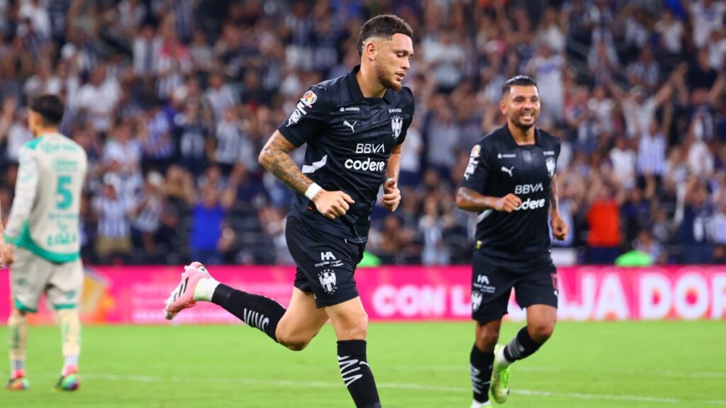 Lucas Ocampos en festejo de gol