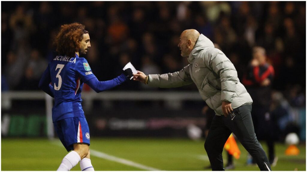 Marc Cucurella y Enzo Maresca se estrechan la mano | Images via Reuters/Lee Smith