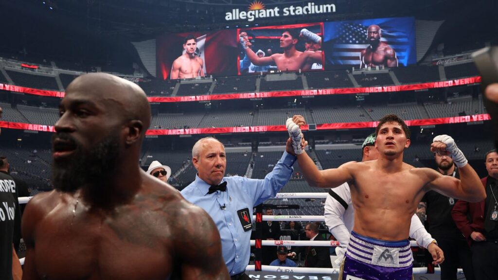 Marco Verde con el brazo en alto en señal de victoria