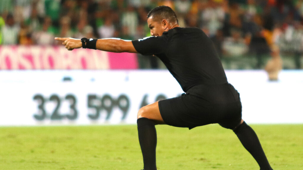 El árbitro Luis Matorel sanciona un penalti. - Vizzor Image.