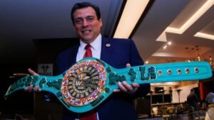 Sulaimán defiende al Canelo Álvarez y asegura que merece disfrutar a su familia