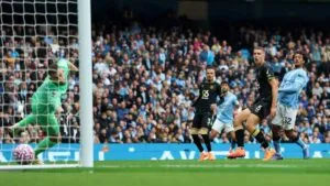 ¡Para el olvido! Doble autogol de Esteve abre la puerta de la victoria al Manchester City