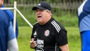 Tensión en Costa Rica: Herrera afronta críticas y descarta su renuncia tras la derrota ante Haití