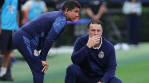 Chivas respalda a Gabriel Milito sin importar lo que pase en el Clásico Nacional