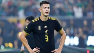 César Montes sí deberá cumplir su sanción ante Corea del Sur