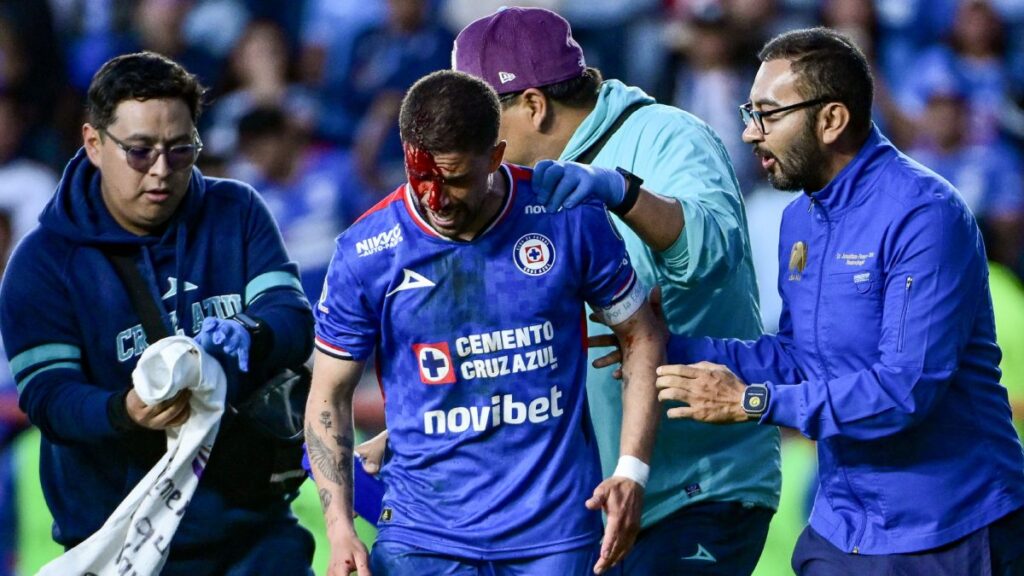 Nacho Rivero, con sangre en el rostro tras un fuerte impacto