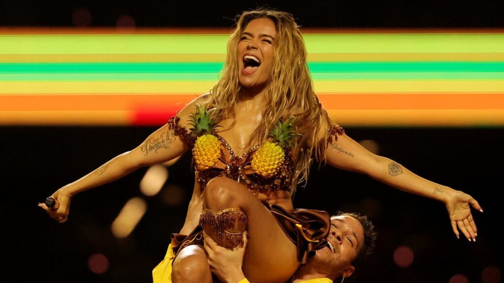 Karol G durante su interpretación en el campo