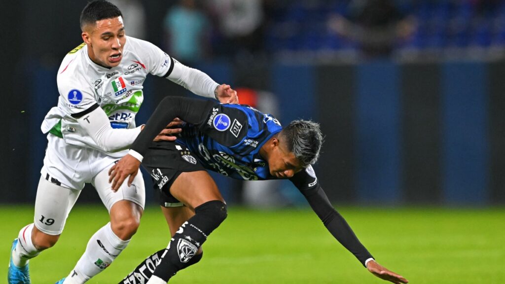 Once Caldas luchó los 90 minutos en Quito. AFP