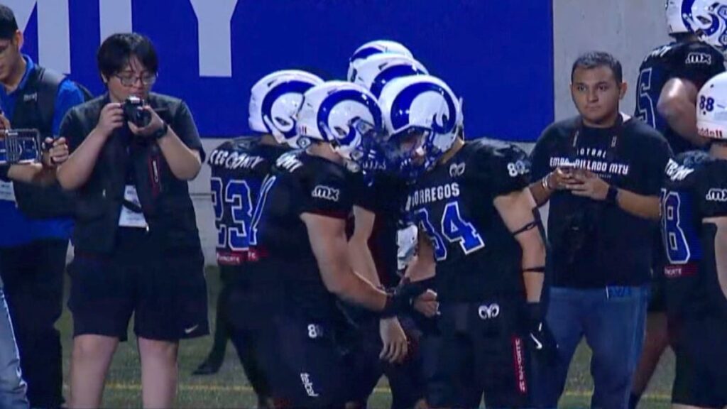 Jugadores de Borregos MTY en festejo de touchdown