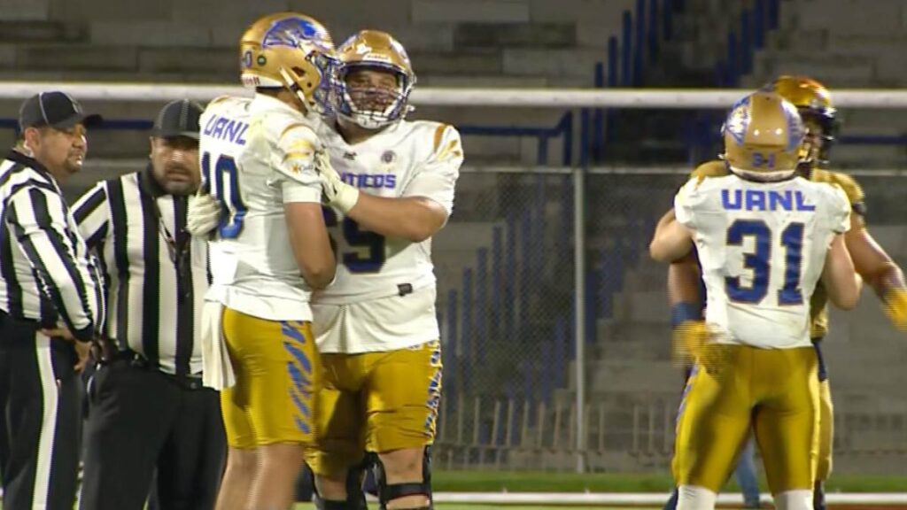 Jugadores de Tigres en festejo tras un touchdown
