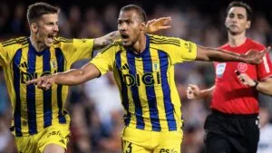 Remontada en Mestalla: el Real Oviedo suma su segunda victoria de la temporada