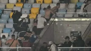 ¡Vuelve y juega! Duro enfrentamiento entre hinchas de Lanús y la policía brasileña