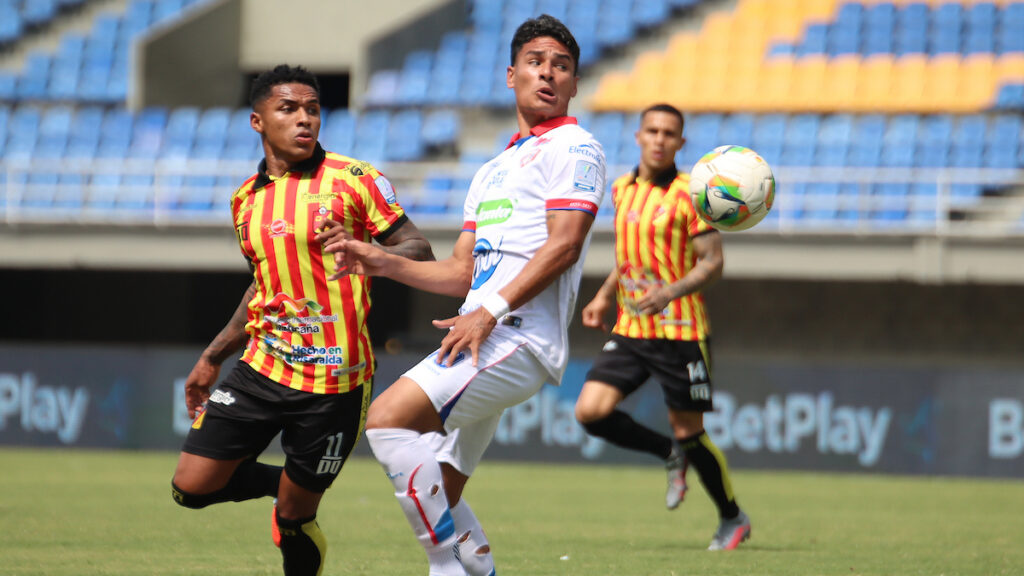 John Largacha y Jánnenson Sarmiento disputan la pelota. - Vizzor Image.