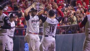 Los Piratas dejan tendidos a los Diablos Rojos en la décima entrada para tomar ventaja en la serie