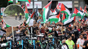 Protestantes derriban un árbol y bloquean la meta en la etapa 16 de la Vuelta a España