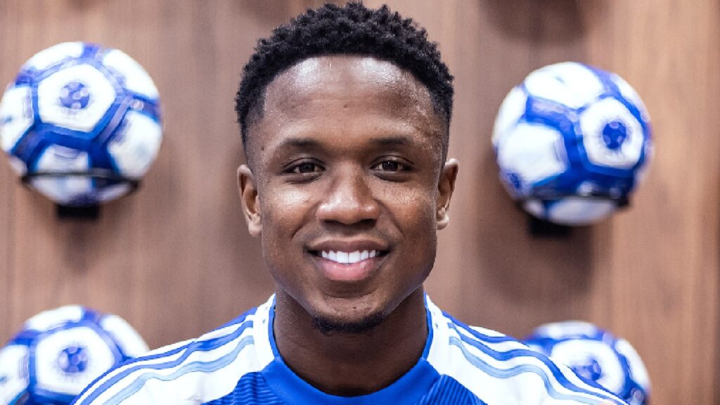 Luis Sinisterra, firmando su contrato con Cruzeiro / Foto: @Cruzeiro