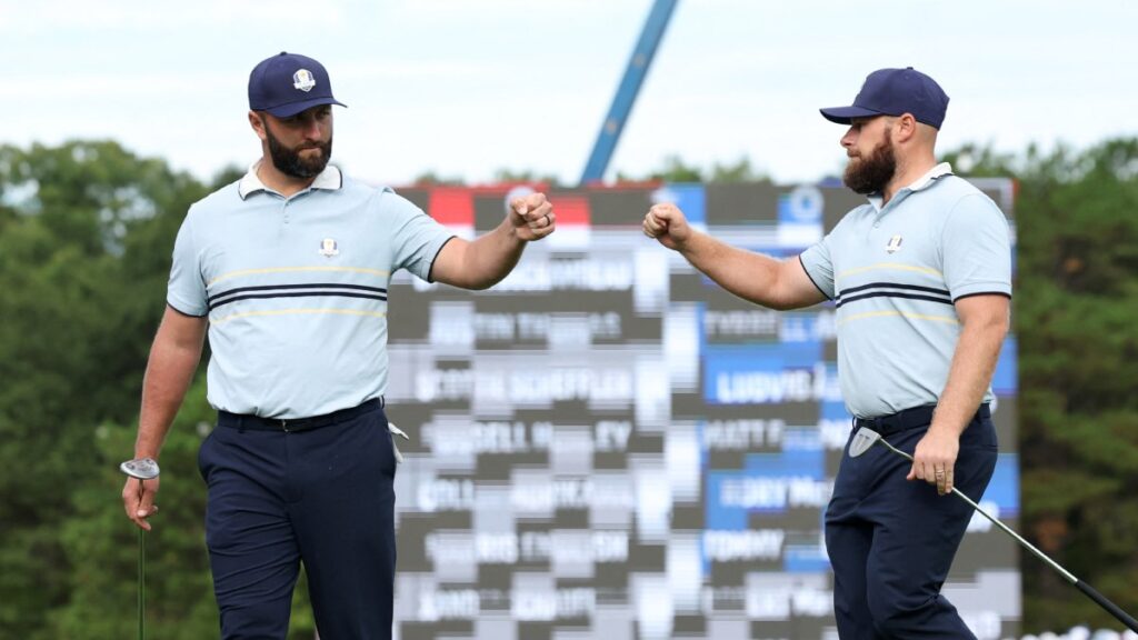 Jon Rahm en festejo con Tyrrell Hatton