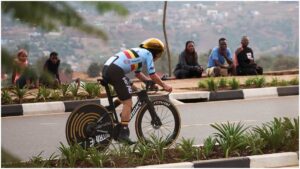 ¡Increíble! Remco Evenepoel rebasa a Tadej Pogacar en la contrarreloj, pese a iniciar tres minutos después
