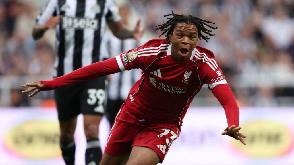 Rio Ngumoha en festejo de gol