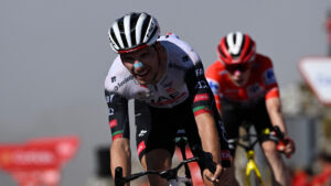 Joao Almeida se baña en aura y triunfa en L’Angliru sobre Jonas Vingegaard