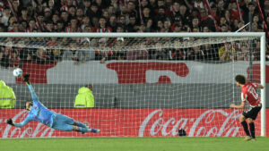 La mano de Agustín Rossi mete a Flamengo en las semifinales de la Copa Libertadores