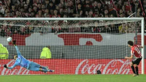 La mano de Agustín Rossi mete a Flamengo en las semifinales de la Copa Libertadores