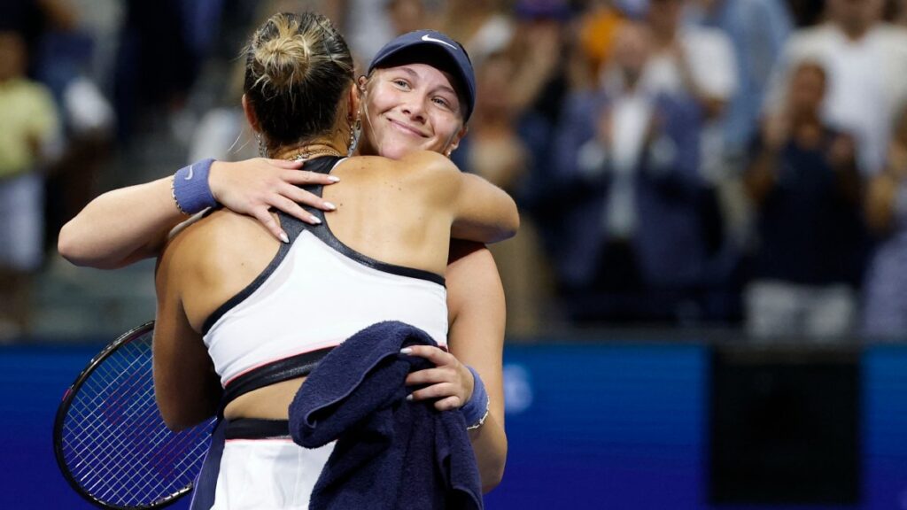 Aryna Sabalenka en abrazo con Amanda Anisimova