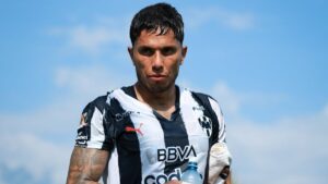 Carlos Salcedo vuelve a la actividad con Monterrey en tiempo récord