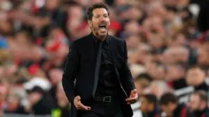 LA UEFA sanciona a Simeone con un partido por su expulsión en Anfield
