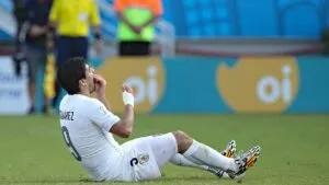 Mordidas, escupitajos y sanciones: todos los escándalos de Luis Suárez