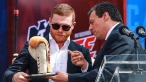 ¡Preparen los guaruras! Sulaimán amenaza con subirse al ring pese al veto en la pelea Canelo vs Crawford