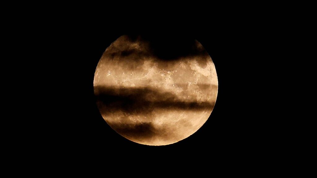 Superluna y lluvia de meteoros: este es el calendario astronómico de octubre 2025