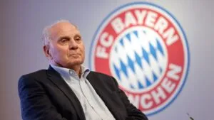 Uli Hoeness lanza un dardo al Barcelona y defiende la política del Bayern Munich