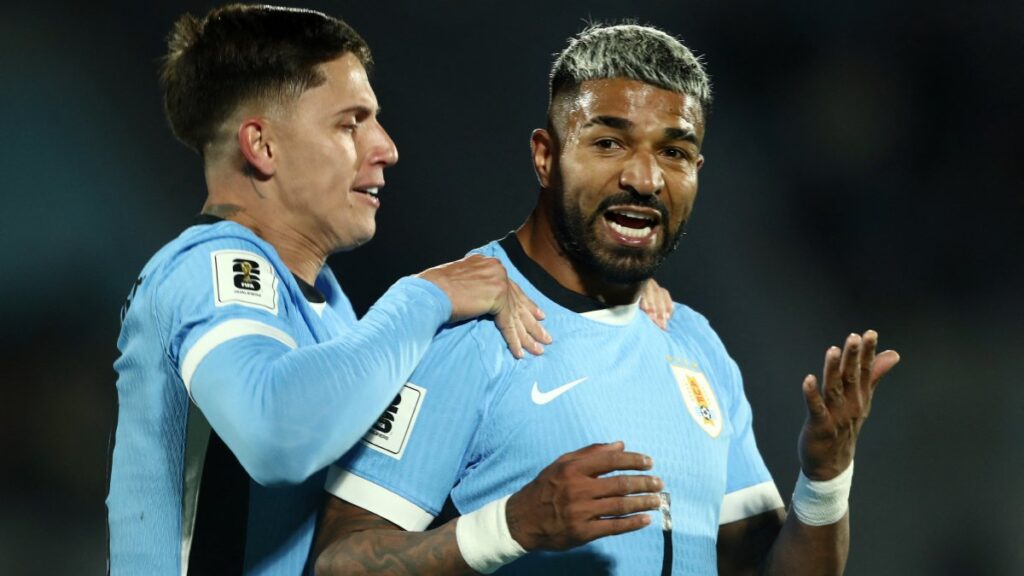 Rodrigo Aguirre en festejo de gol